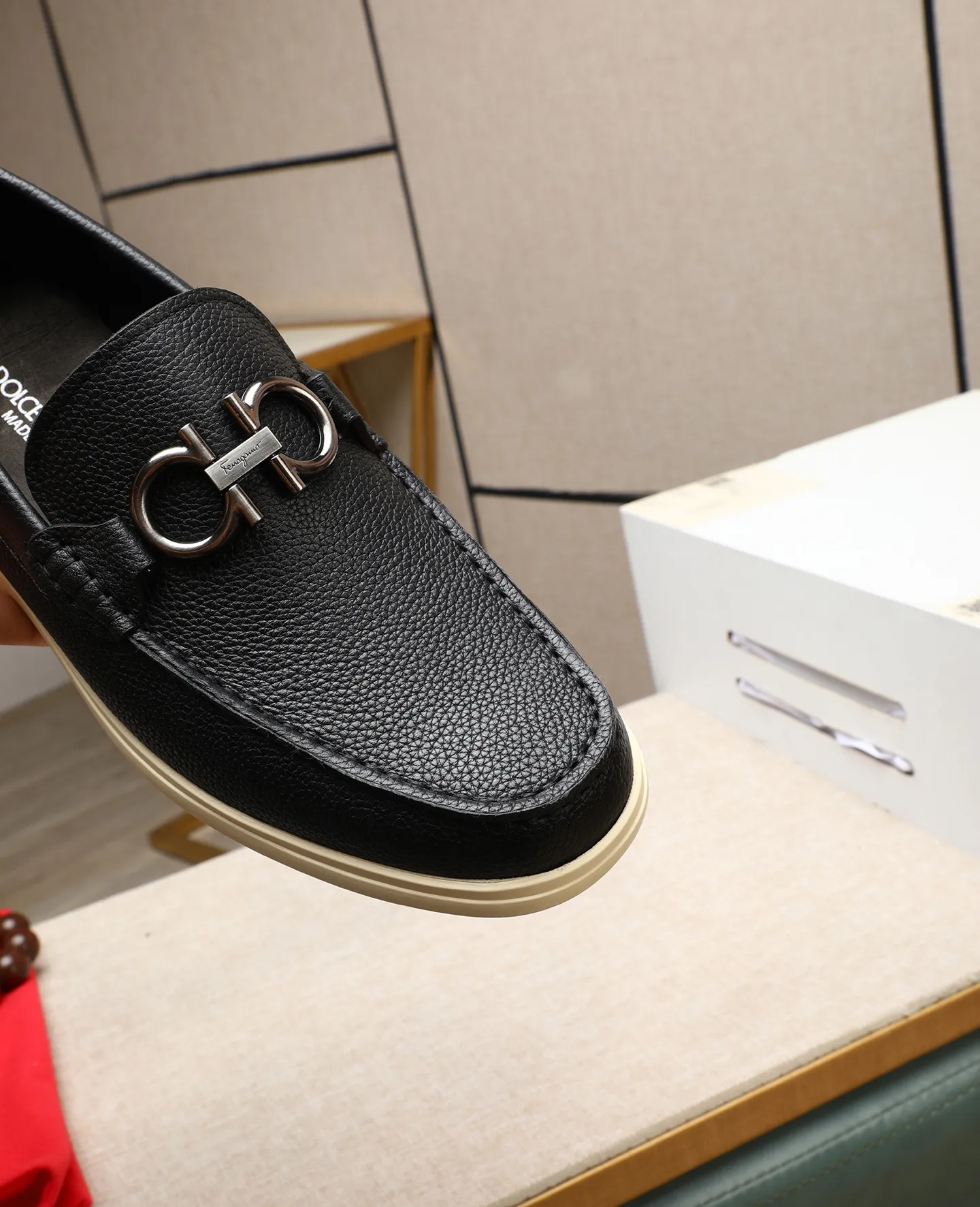 Men's shoes 💰580 📛📛(water-dyed cow lining) Salvatore Ferragamo high-end (Salvatore Ferragamo) is the top international luxury footwear brand. It comes from the fashion kingdom of Italy. It is famous all over the world for its traditional handmade design and novel styles... 🚶🏻🚶🏻New suit shoes are available simultaneously at the counter. This style is purely handmade. The fabric is imported Italian calfskin➕Soft water-dyed cowhide lining. Original authentic outsole🌀🌀Size: 38➖44 (45 46 customized)